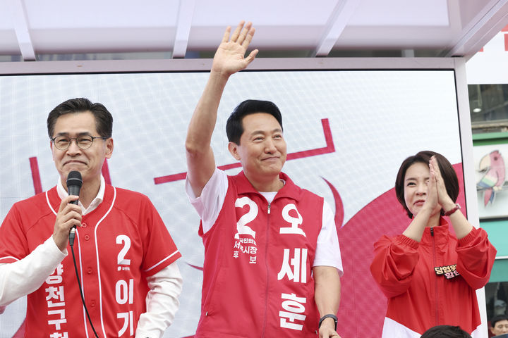 [서울=뉴시스] 최진석 기자 = 오세훈 국민의힘 서울시장 후보가 23일 서울 양천구 신정네거리역에서 유세하고 있다. (사진=오세훈 서울시장 후보 캠프 제공) 2026.05.23. photo@newsis.com *재판매 및 DB 금지