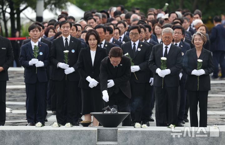 [김해=뉴시스] 최동준 기자 = 이재명 대통령이 23일 경남 김해 봉하마을에서 열린 고 노무현 전 대통령 서거 17주기 추도식을 마친 뒤 묘역에 분향하고 있다. 2026.05.23. photocdj@newsis.com