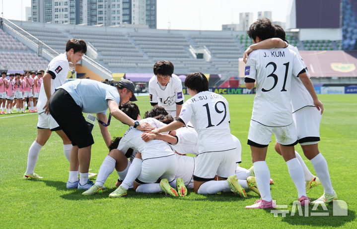[수원=뉴시스] 황준선 기자 = 23일 오후 경기 수원종합운동장에서 열린 2025~2026시즌 아시아축구연맹(AFC) 여자 챔피언스리그(AWCL) 결승전 도쿄 베르디 벨레자와 내고향여자축구단의 경기, 전반 팀의 첫 골을 넣은 내고향 김경영과 선수들이 기뻐하고 있다. 2026.05.23. hwang@newsis.com