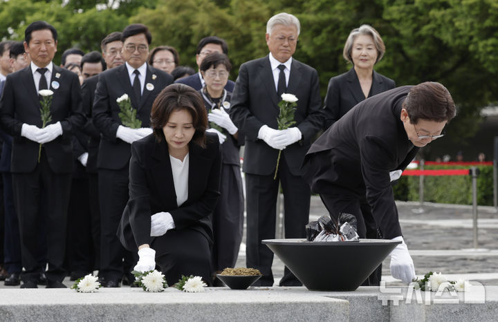 [김해=뉴시스] 최동준 기자 = 이재명 대통령과 김혜경 여사가 23일 경남 김해시 봉하마을 노무현 전 대통령 묘역에 헌화하고 있다. 2026.05.23. photocdj@newsis.com