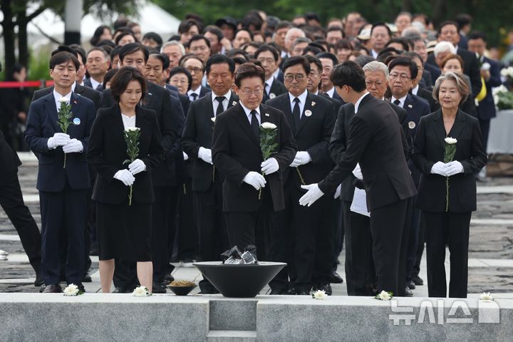 [김해=뉴시스] 최동준 기자 = 이재명 대통령과 김혜경 여사 등 참석자들이 23일 경남 김해 봉하마을에서 열린 고 노무현 전 대통령 서거 17주기 추도식을 마친 뒤 묘역을 참배하고 있다. 2026.05.23. photocdj@newsis.com