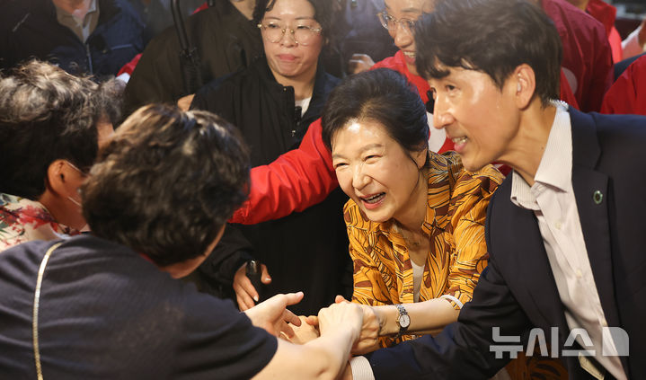 [대구=뉴시스] 이무열 기자 = 박근혜 전 대통령이 23일 추경호 국민의힘 대구시장 후보의 지원 유세를 위해 대구 북구 칠성시장을 찾아 상인과 악수하고 있다. 2026.05.23. lmy@newsis.com
