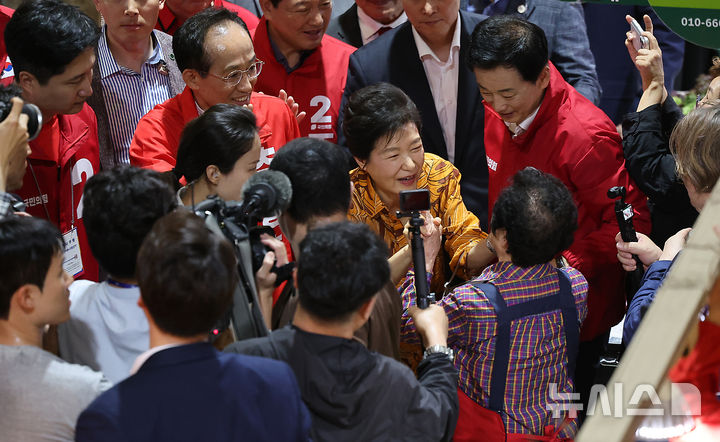 [대구=뉴시스] 이무열 기자 = 박근혜 전 대통령이 23일 추경호 국민의힘 대구시장 후보의 지원 유세를 위해 대구 북구 칠성시장을 찾아 상인과 악수하고 있다. 2026.05.23. lmy@newsis.com