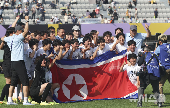 [수원=뉴시스] 김근수 기자 = 23일 오후 경기 수원종합운동장에서 열린 2025~2026시즌 아시아축구연맹(AFC) 여자 챔피언스리그(AWCL) 결승전 도쿄 베르디 벨레자와 내고향여자축구단의 경기에서 1-0으로 우승을 차지한 내고향여자축구단 선수들이 기뻐하고 있다. 2026.05.23. ks@newsis.com