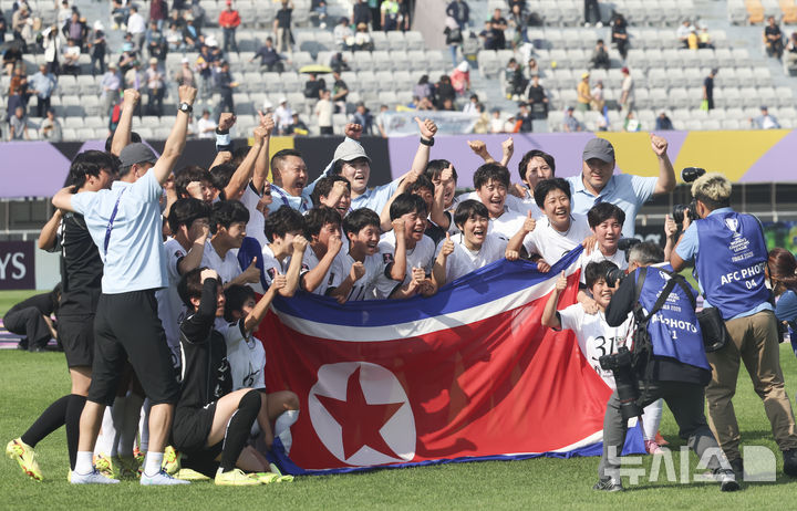 [수원=뉴시스] 김근수 기자 = 23일 오후 경기 수원종합운동장에서 열린 2025~2026시즌 아시아축구연맹(AFC) 여자 챔피언스리그(AWCL) 결승전 도쿄 베르디 벨레자와 내고향여자축구단의 경기에서 1-0으로 우승을 차지한 내고향여자축구단 선수들이 기뻐하고 있다. 2026.05.23. ks@newsis.com