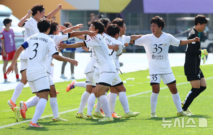 우승 기뻐하는 내고향여자축구단