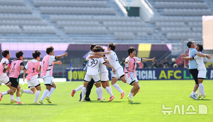 우승 기뻐하는 내고향여자축구단