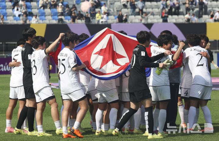 인공기 들고 경기장 도는 내고향여자축구단