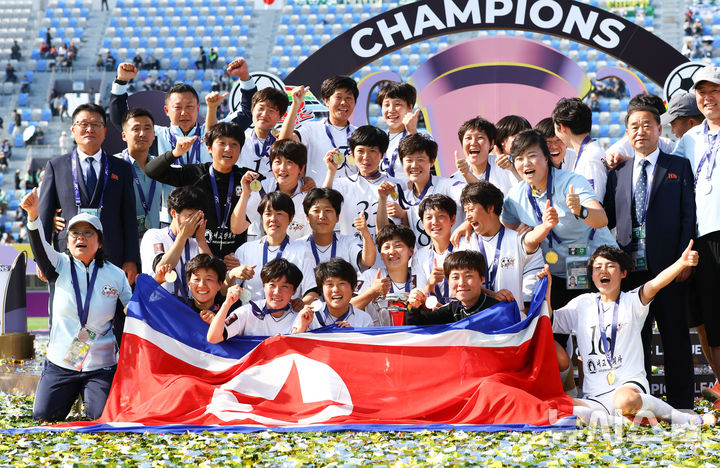 우승 기념촬영하는 내고향여자축구단