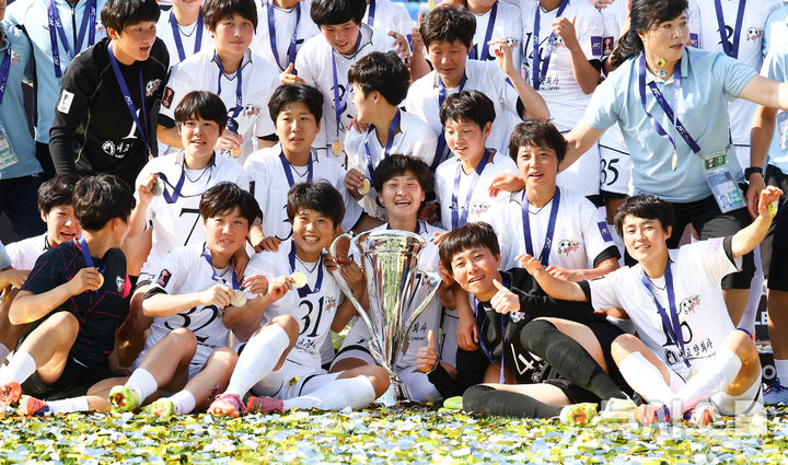 우승 기념촬영하는 내고향여자축구단