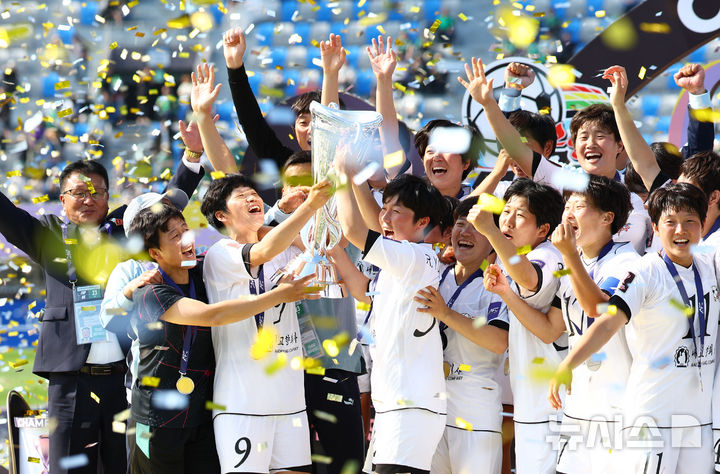 [수원=뉴시스] 황준선 기자 = 23일 오후 경기 수원종합운동장에서 열린 2025~2026시즌 아시아축구연맹(AFC) 여자 챔피언스리그(AWCL) 결승전 도쿄 베르디 벨레자와 내고향여자축구단의 경기, 1-0으로 승리하며 우승을 차지한 내고향여자축구단 선수들이 우승 트로피를 들어올리며 기념촬영하고 있다. 2026.05.23. hwang@newsis.com