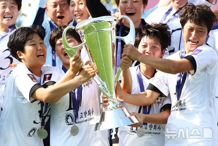 [수원=뉴시스] 황준선 기자 = 23일 오후 경기 수원종합운동장에서 열린 2025~2026시즌 아시아축구연맹(AFC) 여자 챔피언스리그(AWCL) 결승전 도쿄 베르디 벨레자와 내고향여자축구단의 경기, 1-0으로 승리하며 우승을 차지한 내고향여자축구단 선수들이 우승 트로피를 들어올리며 기념촬영하고 있다. 2026.05.23. hwang@newsis.com