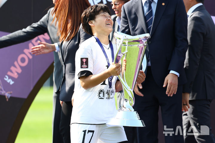 [수원=뉴시스] 황준선 기자 = 23일 오후 경기 수원종합운동장에서 열린 2025~2026시즌 아시아축구연맹(AFC) 여자 챔피언스리그(AWCL) 결승전 도쿄 베르디 벨레자와 내고향여자축구단의 경기, 1-0으로 승리하며 우승을 차지한 내고향 김경영이 우승 트로피를 들고 동료들에게 이동하고 있다. 2026.05.23. hwang@newsis.com