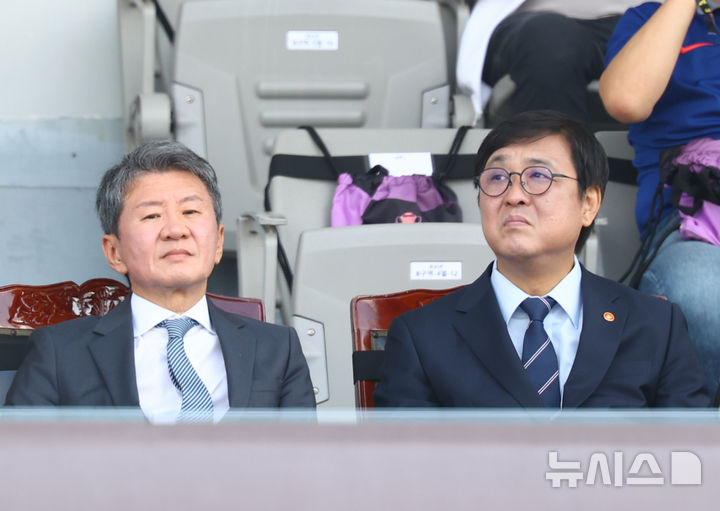 AWCL 결승전 현장에 참석한 정몽규 대한축구협회장과 최휘영 문화체육관광부 장관