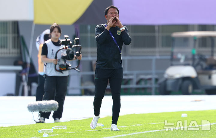 선수들에게 지하는 나오키 감독