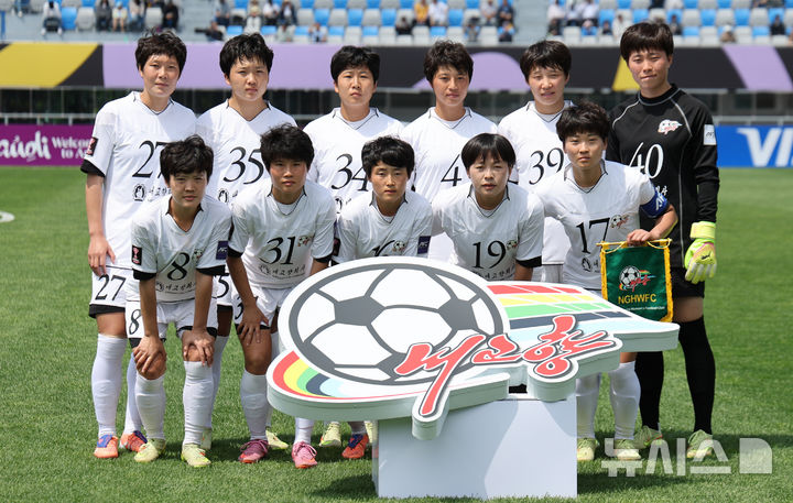 [수원=뉴시스] 황준선 기자 = 23일 오후 경기 수원종합운동장에서 열린 2025~2026시즌 아시아축구연맹(AFC) 여자 챔피언스리그(AWCL) 결승전 도쿄 베르디 벨레자와 내고향여자축구단의 경기, 내고향 선수들이 경기 시작에 앞서 기념촬영 하고 있다. 2026.05.27. hwang@newsis.com