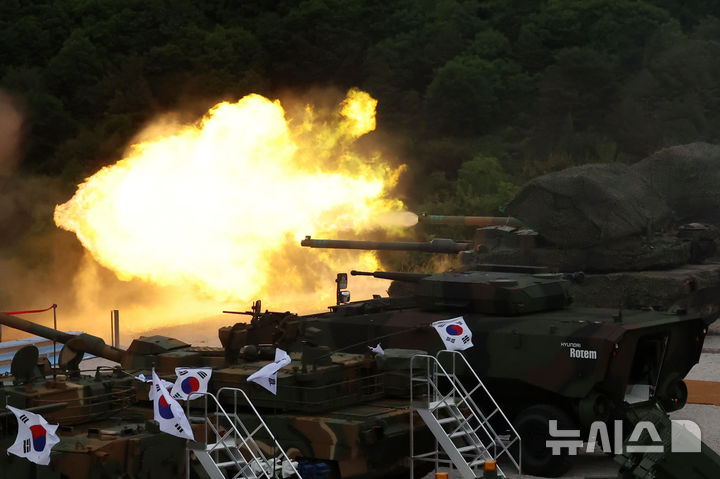[포천=뉴시스] 조성우 기자 = 21일 경기도 포천시 승진훈련장에서 열린 2026 합동화력훈련에서 K2 전차가 사격하고 있다. 2026.05.27. xconfind@newsis.com