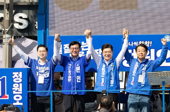 [서울=뉴시스] 박주성 기자 = 정원오 더불어민주당 서울시장 후보가 23일 서울 서대문구 홍제역에서 유세하고 있다. (사진=정원오 서울시장 후보 캠프 제공) 2026.05.23. photo@newsis.com *재판매 및 DB 금지