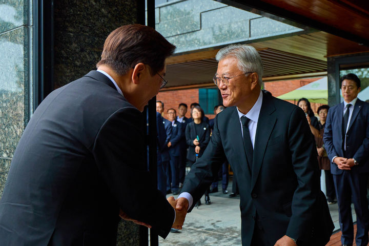 [서울=뉴시스] 최동준 기자 = 이재명 대통령이 23일 경남 김해시 봉하마을에서 열린 노무현 전 대통령 서거 17주기 추도식에서 문재인 전 대통령과 인사하고 있다. (사진=청와대 제공) 2026.05.23. photo@newsis.com *재판매 및 DB 금지