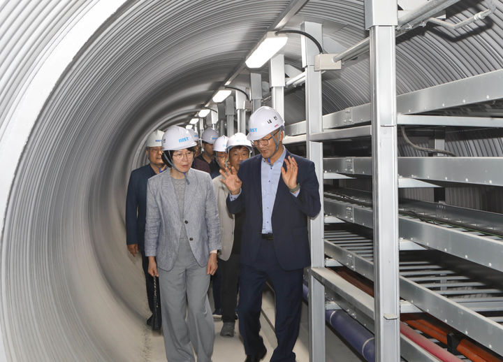 [안동=뉴시스] 지난 22일 포항 RIST 지하 스마트팜 실험 시설 견학. (사진=경북도 제공) 2026.05.24 photo@newsis.com *재판매 및 DB 금지