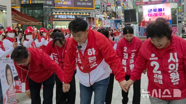 [군포=뉴시스] 하은호 경기 군포시장 후보가 당직자들과 함께 시민들에게 인사하고 있다. (사진=선거사무소 제공) 2026.05.24. photo@newsis.com