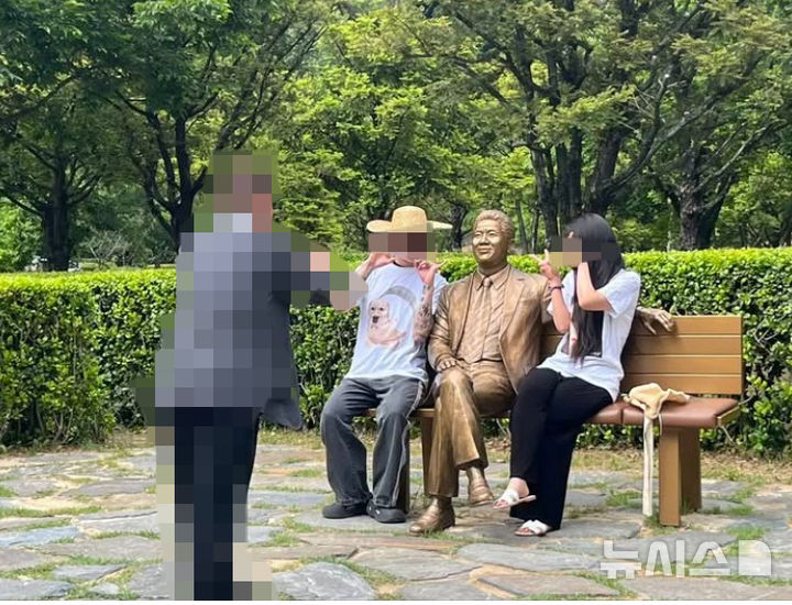 [서울=뉴시스]고 노무현 전 대통령 17주기 추도식이 열린 지난 23일 봉하마을 기념관에 극우 성향으로 추정되는 이용자들이 '일베'를 의미하는 손가락 포즈를 취하며 사진을 찍었다는 주장이 나왔다. (사진 = 조수진 변호사 SNS 캡처)