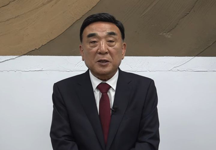 [울산=뉴시스] 김두겸 울산시장 후보는 23일 자신의 사회관계망서비스(SNS) 등을 통해 박맹우 후보에게 단일화를 호소하는 영상 메시지를 공개했다. (사진=김두겸TV 갈무리) 2026.05.24. photo@newsis.com *재판매 및 DB 금지