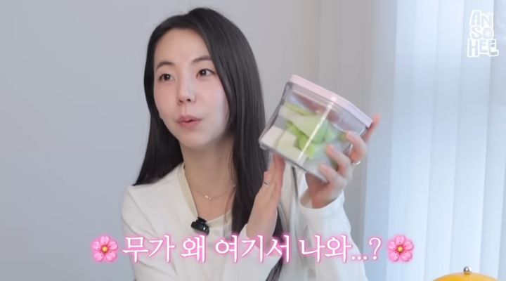 [서울=뉴시스] 배우 안소희가 생무를 활용한 식전 관리 비법을 소개하고 있다. (사진=유튜브 '안소희' 캡처) 2026.05.24. *재판매 및 DB 금지