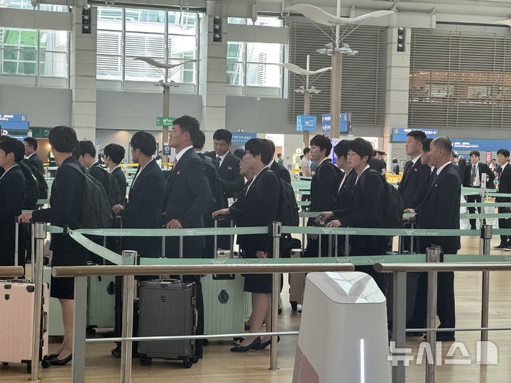 [인천공항=뉴시스] 김진엽 기자= 2025~2026시즌 아시아축구연맹(AFC) 여자 챔피언스리그(AWCL) 우승을 차지한 북한 내고향여자축구단이 24일 오후 인천국제공항을 통해 출국하고 있다. 2026.05.24. wlsduq123@newsis.com