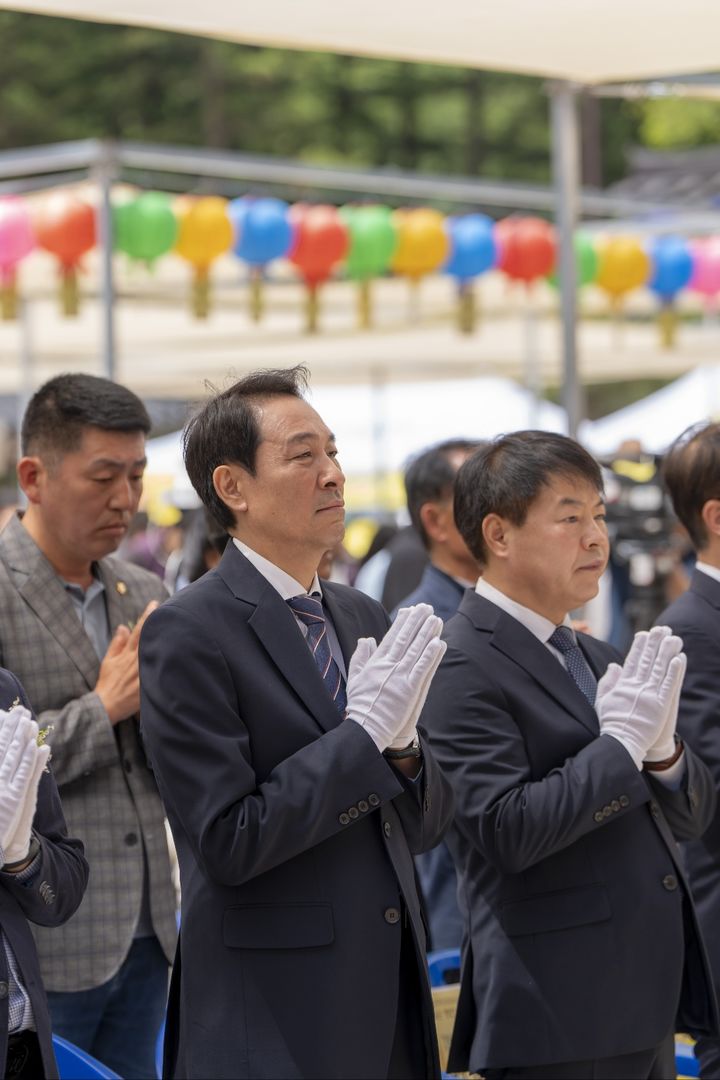 [평창=뉴시스] 24일 더불어민주당 우상호 강원도지사 후보가 부처님의 날을 맞아 평창 월정사를 찾아 봉축법요식에 참석해 부처님에게 합장하고 있다.(사진=우상호 캠프 제공)photo@newsis.com *재판매 및 DB 금지