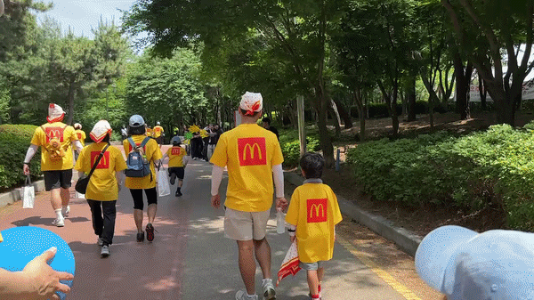 24일 오전 인천 문학경기장에서 열린 '2026 맥도날드 해피워크' 참석자들이 걷고 있다. *재판매 및 DB 금지