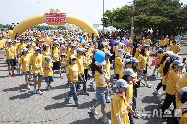 [서울=뉴시스] 2026 맥도날드 해피워크 참가자들이 2.5km 걷기 코스를 출발하고 있다. (사진=한국맥도날드 제공)