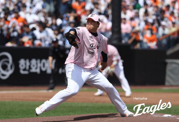 [서울=뉴시스] 한화 이글스의 류현진이 24일 대전 한화생명볼파크에서 벌어진 2026 신한 쏠 KBO리그 두산 베어스와의 경기에 선발 등판해 역투하고 있다. (사진 = 한화 이글스 제공) *재판매 및 DB 금지