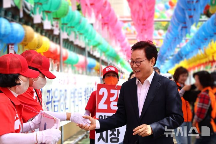 [창원=뉴시스] 국민의힘 박완수 경남도지사 후보가 부처님 오신날인 24일 오전 창원 삼학사에서 만난 강기윤 창원시장 후보 선거운동원들을 격려하고 있다. (사진=박완수 후보 선거사무소 제공) 2026.05.24. photo@newsis.com