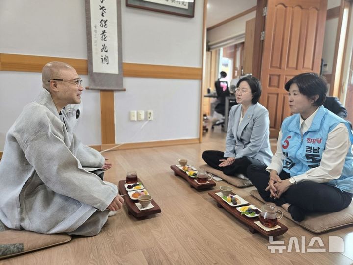 [창원=뉴시스] 진보당 전희영(맨 오른쪽) 경남도지사 후보가 같은 당 정혜경 국회의원과 함께 24일 오전 창원 구룡사를 방문해 주지스님과 차담회 시간을 갖고 있다. (사진=전희영후보 선거사무소 제공) 2026.05.24. photo@newsis.com