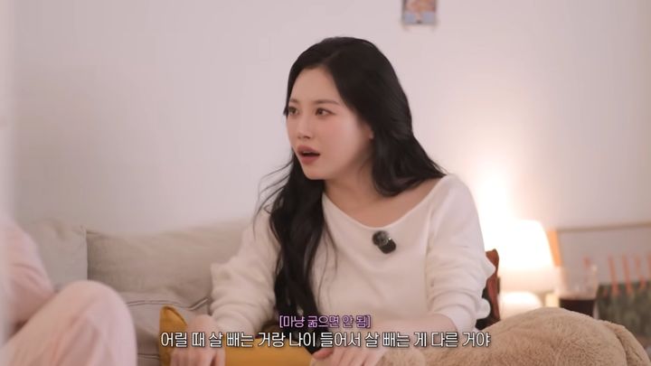 [서울=뉴시스] 걸그룹 걸스데이 출신 배우 유라가 절친인 배우 김희정을 초대해 이야기를 나누고 있다. (사진=유튜브 '유라유라해' 캡처) 2026.05.24. *재판매 및 DB 금지