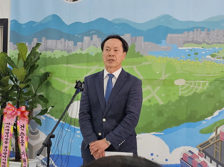 [울산=뉴시스] 안정섭 기자 = 진보당 김종훈 울산시장 후보 선거대책본부장을 맡고 있는 방석수 울산시당위원장이 24일 김종훈 후보 선거사무소에서 민주당 김상욱 후보의 단일화 경선 중단 선언과 관련해 언론 브리핑을 진행하고 있다. 2026.05.24. yohan@newsis.com *재판매 및 DB 금지