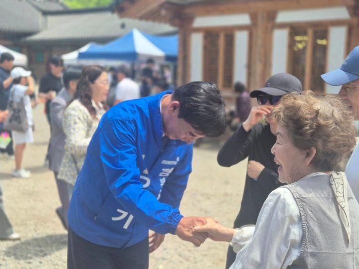 [안동=뉴시스] 24일 한 사찰을 방문해 신도들에게 인사를 하고 있는 더불어민주당 오중기 경북도지사 후보. (사진=오중기 후보 측 제공) 2026.05.24. photo@newsis.com *재판매 및 DB 금지