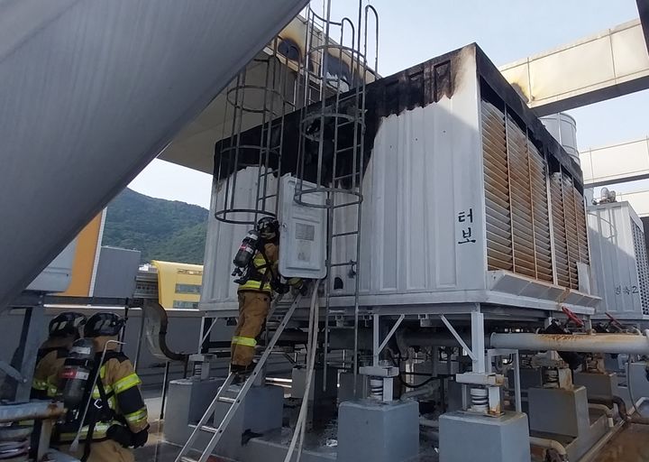 [양산=뉴시스] 24일 오후 4시1분께 경남 양산시 범어리 소재 양산부산대병원 외래 진료동 건물 옥상에서 냉각탑에서 불이났다. (사진=경남소방본부 제공) 2026.05.24. photo@newsis.com *재판매 및 DB 금지