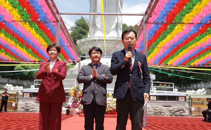 [안동=뉴시스] 24일 동화사에서 석가탄신일 축하 발언하고 있는 김상동 경북교육감 후보. (사진=김상동 후보측 제공) 2026.05.24. photo@newsis.com *재판매 및 DB 금지