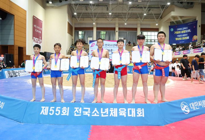 [서울=뉴시스] 24일 부산광역시 부산보건대학교 체육관에서 열린 '제55회 전국소년체육대회' 12세이하부에서 금메달을 차지한 선수들이 시상식 후 기념촬영을 하고 있다. (사진=대한씨름협회 제공) 2026.05.24. photo@newsis.com *재판매 및 DB 금지