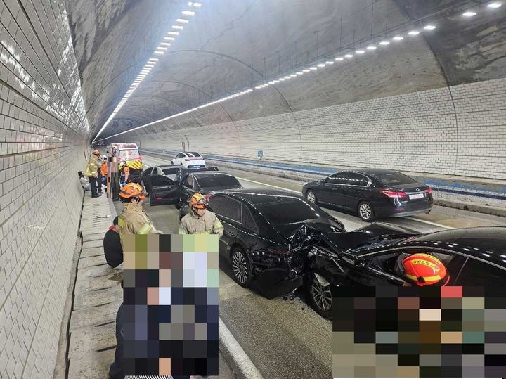 [평창=뉴시스] 24일 오후 평창군 용평면 영동고속도로 진부 1터널 4중 추돌 사고 현장 모습.(사진=강원소방본부 제공)photo@newsis.com *재판매 및 DB 금지