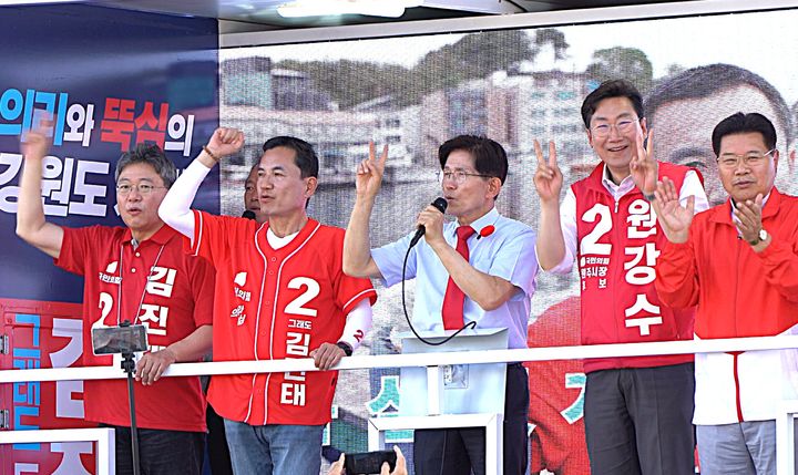 [원주=뉴시스] 이덕화 기자 = 24일 김문수 전 고용노동부 장관이 원주시를 방문해 김진태 강원특별자치도지사 후보와 원강수 원주시장 후보 지원 유세에서 찬조 벌언을 하고 있다. 2026.05.24. wonder8768@newsis.com *재판매 및 DB 금지