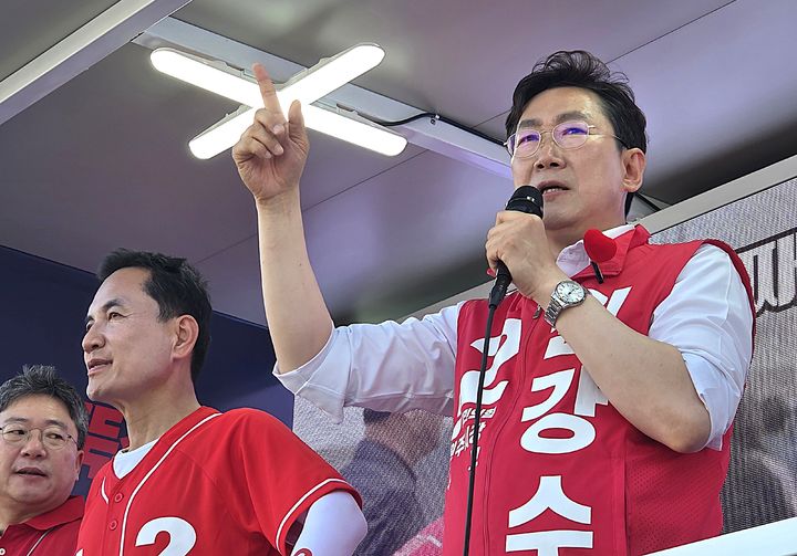 [원주=뉴시스] 이덕화 기자 = 24일 김문수 전 고용노동부 장관이 원주시를 방문해 김진태 강원특별자치도지사 후보와 원강수 원주시장 후보 지원 유세에 나선 가운데 원강수 후보가 "중단 없는 원주 발전을 완성하겠다"며 지지를 호소하고 있다. 2026.05.24. wonder8768@newsis.com *재판매 및 DB 금지