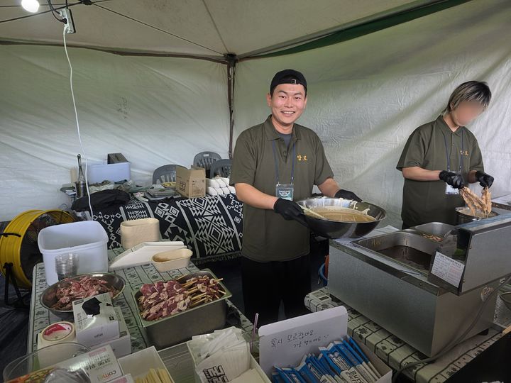 [부산=뉴시스] 센텀맥주축제에 참가한 부산 전포동 '압로'의 신광용 대표(왼쪽) 2026.05.22 kimsy@newsis.com *재판매 및 DB 금지