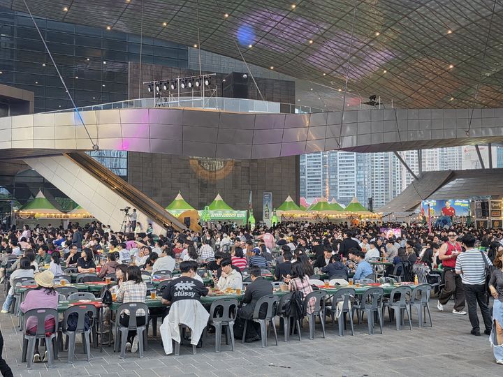 [부산=뉴시스] 올해로 11회를 맞은 센텀맥주축제 좌석이 방문객들로 가득 차 있다. 2026.05.22 kimsy@newsis.com *재판매 및 DB 금지