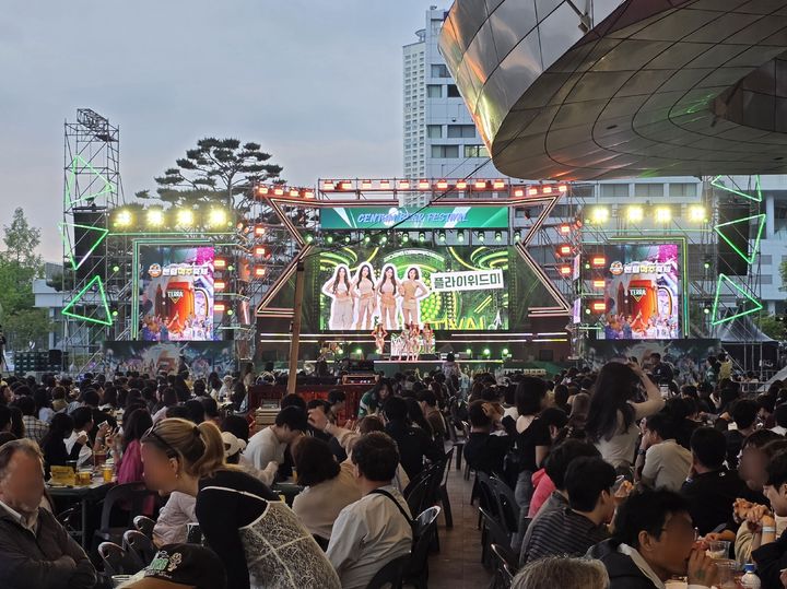 [부산=뉴시스] 센텀맥주축제 첫날인 22일에만 5200여 명의 방문객이 몰렸다. 2026.05.22 kimsy@newsis.com *재판매 및 DB 금지