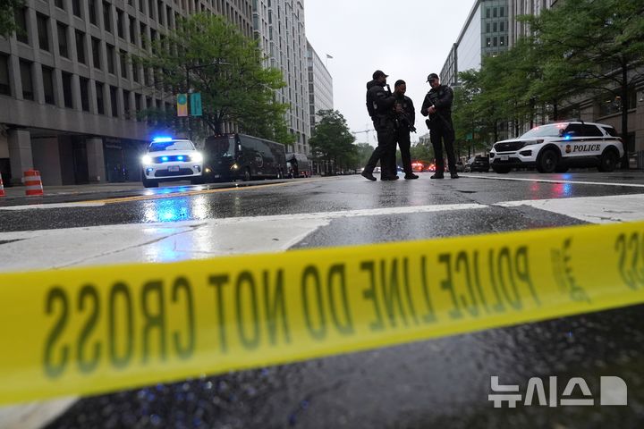 [워싱턴=AP/뉴시스] 23일(현지 시간) 미국 워싱턴 D.C. 백악관 인근 거리에서 경찰이 차량과 보행자의 통행을 차단하며 경계를 서고 있다. 이날 백악관 인근에서 수십 발의 총성이 들려 백악관이 한때 봉쇄됐으며 총격 용의자 2명이 비밀경호국(SS) 요원들의 총에 맞아 부상한 것으로 알려졌다. 2026.05.24.