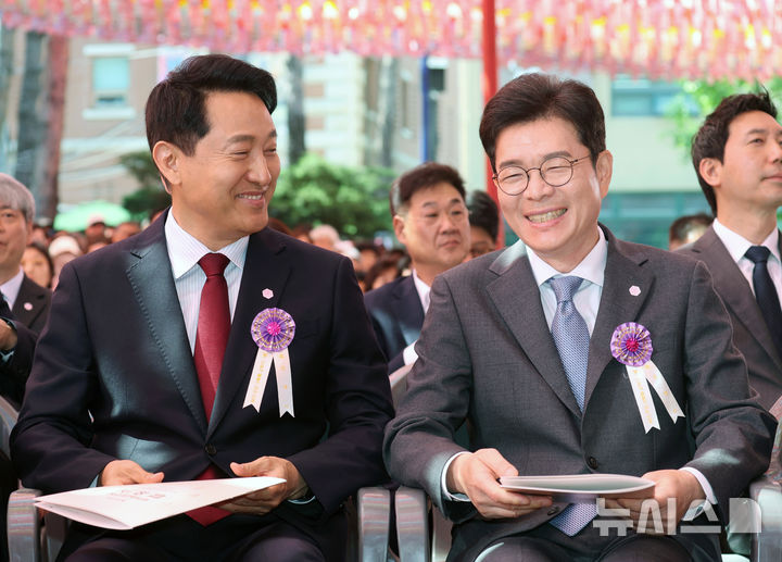 [서울=뉴시스] 최동준 기자 = 정원오(오른쪽) 더불어민주당 서울시장 후보와 오세훈 국민의힘 서울시장 후보가 24일 서울 종로구 조계사에서 열린 불기 2570년 부처님오신날 봉축법요식에서 대화하고 있다. (청와대통신사진기자단) 2026.05.24. photocdj@newsis.com