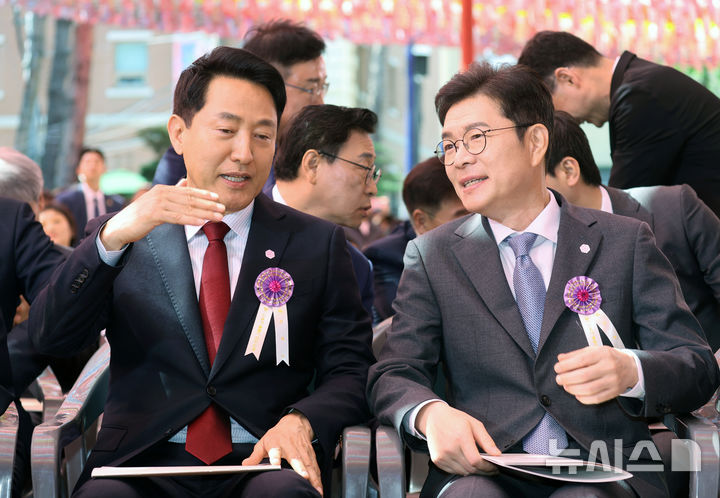 [서울=뉴시스] 최동준 기자 = 정원오(오른쪽) 더불어민주당 서울시장 후보와 오세훈 국민의힘 서울시장 후보가 24일 서울 종로구 조계사에서 열린 불기 2570년 부처님오신날 봉축법요식에서 대화하고 있다. (청와대통신사진기자단) 2026.05.24. photocdj@newsis.com